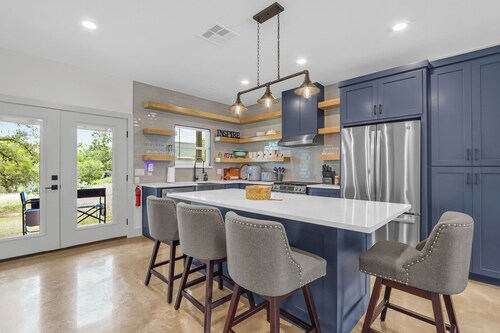 Stylish Casita w/Game Room, Near Lake LBJ Access