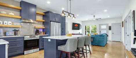 Réfrigérateur, four à micro-ondes, un four, surface de cuisson