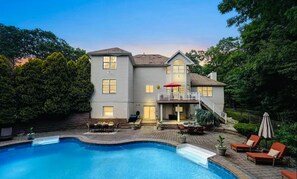 Una piscina al aire libre