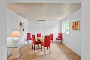 Dining - 8169 Præstø - Bakkestien 25 (Roneklint)