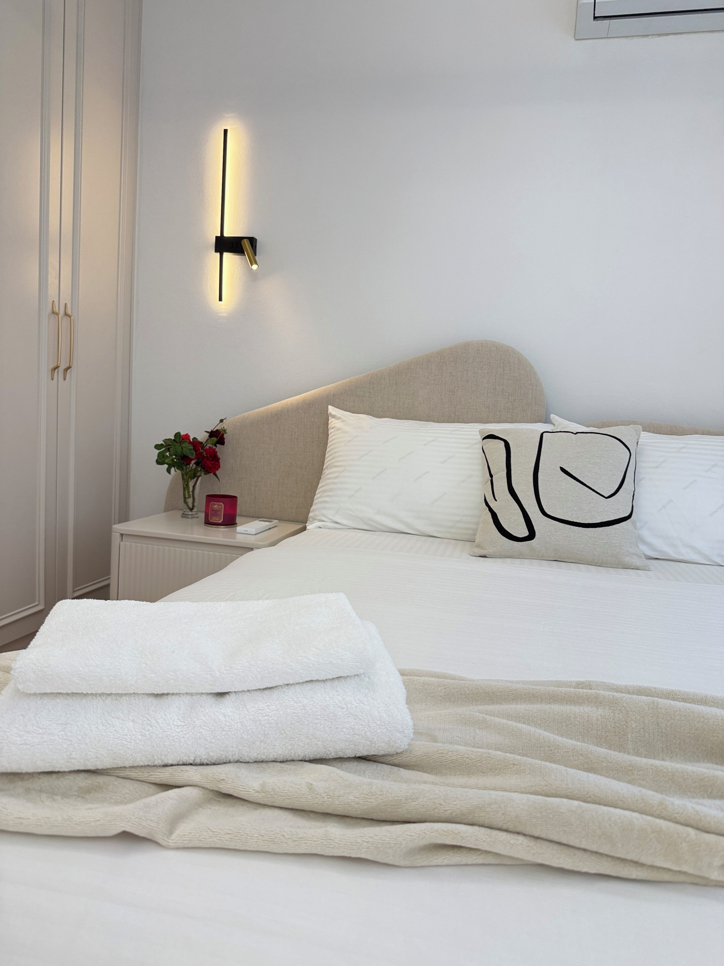 2 bedrooms, iron/ironing board, WiFi, bed sheets