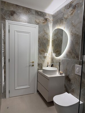 Douche, séchoir à cheveux, bidet, serviettes fournies