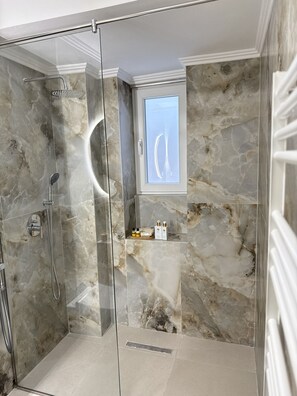 Shower, hair dryer, bidet, towels - Pogradec Luxe Apartment (Pogradec)