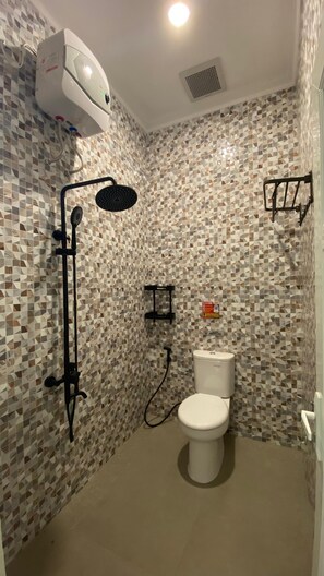 Superior Double or Twin Room | Bathroom | Shower, towels, soap, shampoo