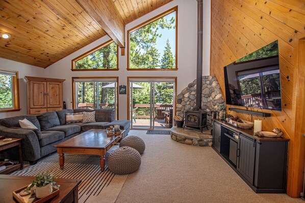 TV connectée, table de tennis de table, écrans d'ordinateur, imprimantes