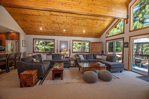 Smart-tv, ett bordtennisbord, datorskärmar och printers