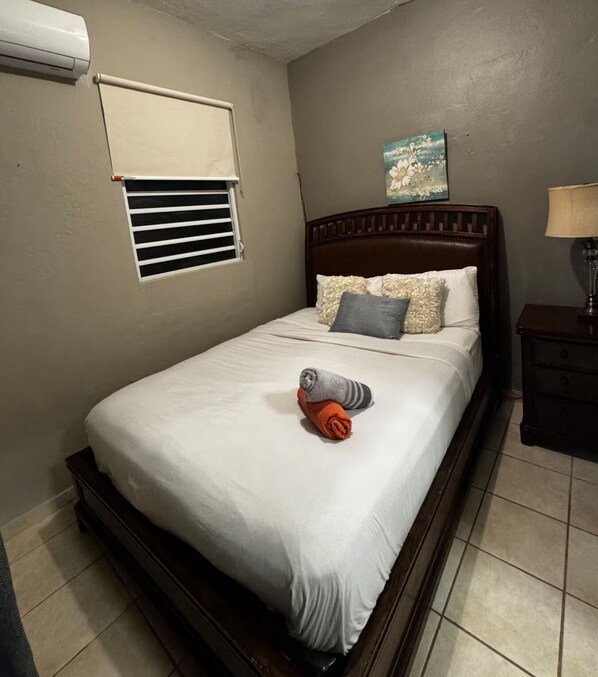 4 bedrooms, iron/ironing board, WiFi, bed sheets