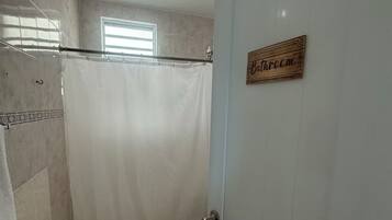 Secador de cabelo, toalhas de banho, sabonete, papel higiênico