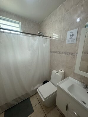 Asciugacapelli, asciugamani, sapone, carta igienica