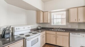 Refrigerador, mesa de comedor