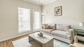 Smart TV - Landing | Beautiful 1BD, Gym, Clubhouse (Houston)