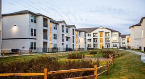 Exterior - Landing | Spectacular 1BD, Gym, Courtyard (Manor)