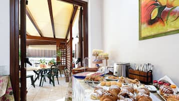 Free daily buffet breakfast