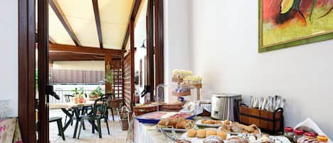 Free daily buffet breakfast