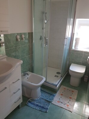 Doccia, asciugacapelli, bidet, asciugamani