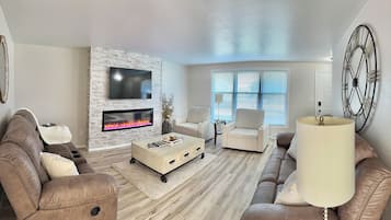 Een smart-tv, een open haard en boeken