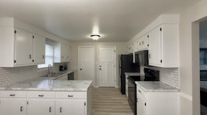 Geladeira, micro-ondas, fogão, cooktop