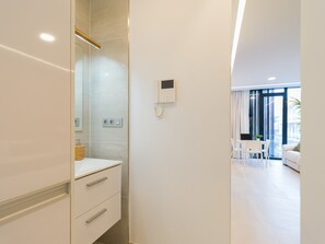 Bathroom | Hair dryer - Apartment by Playa de Las Canteras Beach (Las Palmas de Gran Canaria)