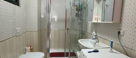 Sèche-cheveux, bidet, serviettes fournies, savon