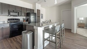 Fridge, microwave, oven, stovetop - Landing | Beautiful 1BD, Pool, Gym (San Antonio)