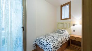 2 bedrooms, iron/ironing board