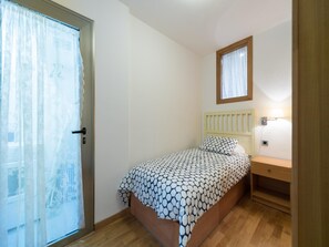 2 habitaciones y tabla de planchar con plancha