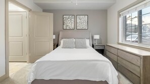 1 slaapkamer, een bureau, een strijkplank/strijkijzer, wifi