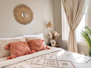 3 室のベッドルーム、デスク、アイロン / アイロン台、旅行用ベビーベッド