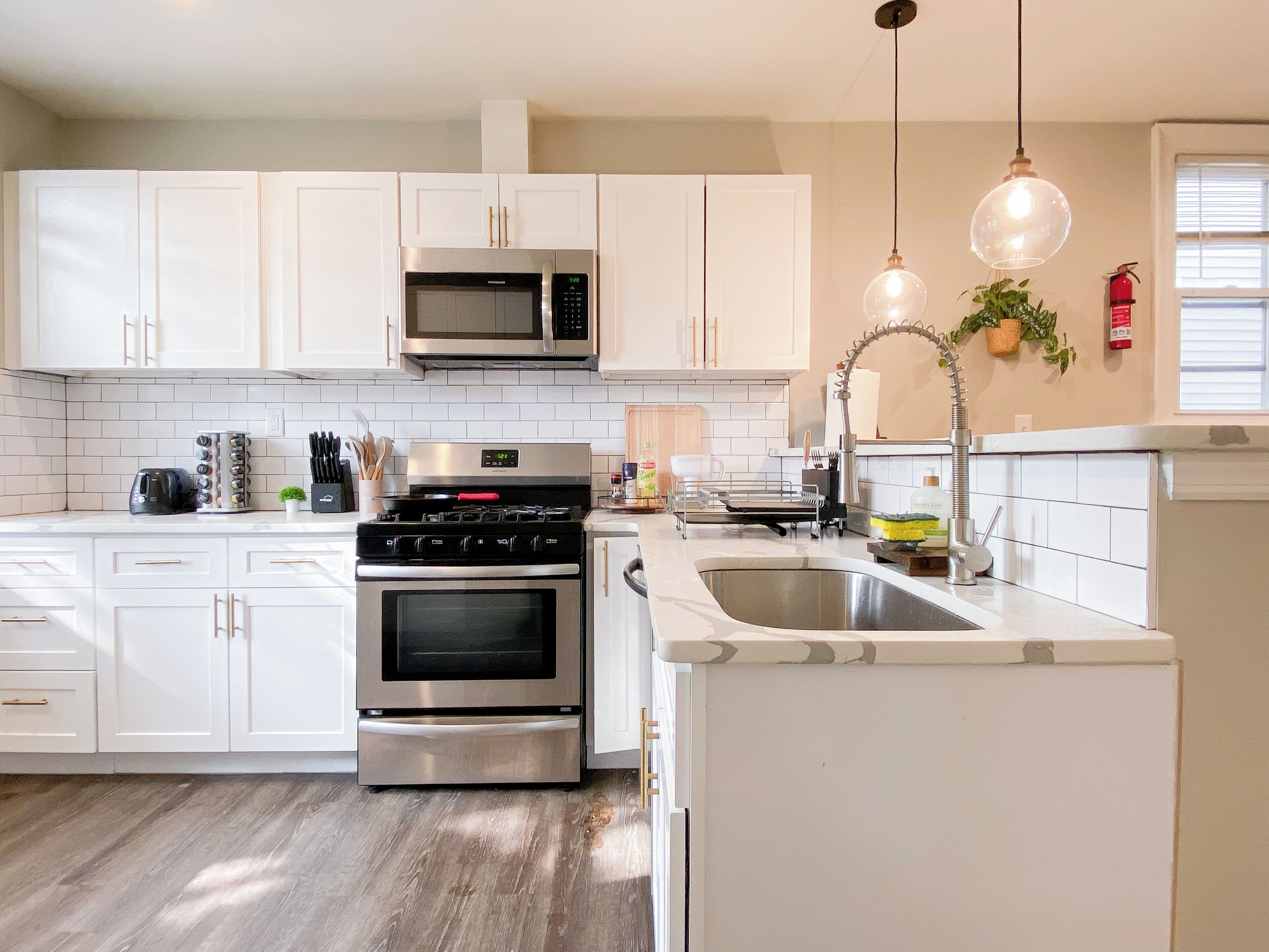 Een koelkast, een microgolfoven, een oven, een kookplaat