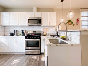 Køleskab, mikrobølgeovn, ovn, kogeplade