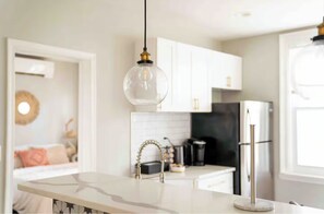 冷蔵庫、電子レンジ、オーブン、コンロ