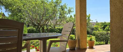 屋外ダイニングエリア