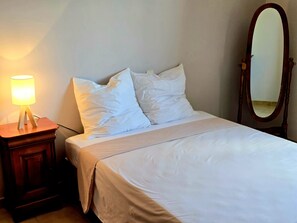 4 bedrooms, iron/ironing board, WiFi, bed sheets