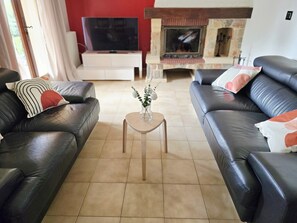 Smart TV, fireplace