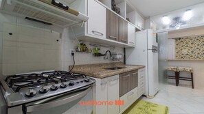 Kühlschrank, Mikrowelle, Herdplatte, Kochgeschirr/Geschirr/Besteck