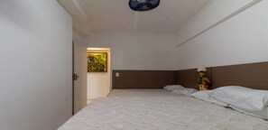 2 bedrooms, iron/ironing board, WiFi
