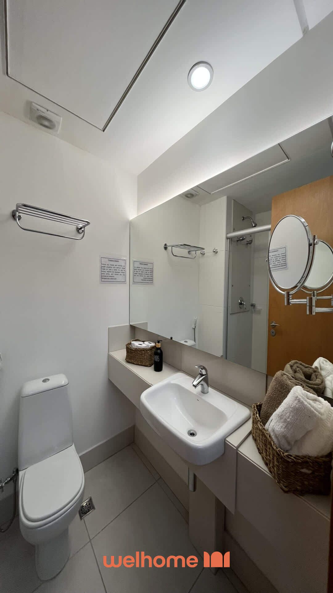 Chuveiro, secador de cabelo, toalhas de banho 