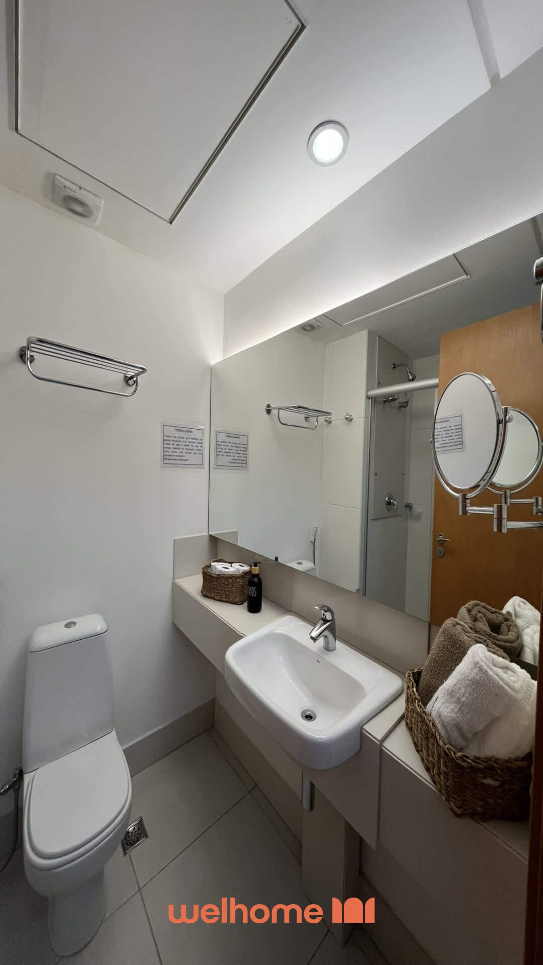 Chuveiro, secador de cabelo, toalhas de banho 