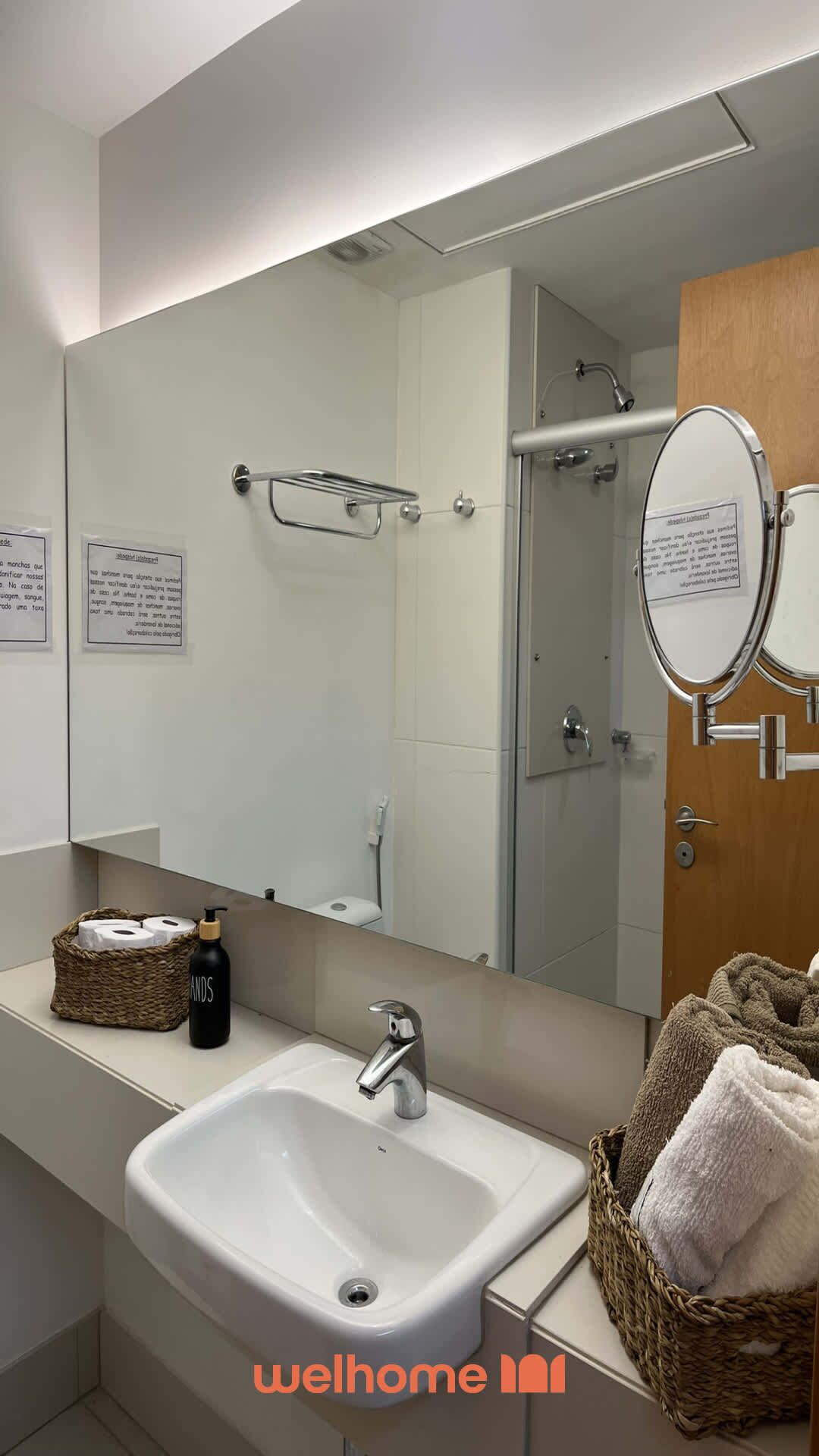 Chuveiro, secador de cabelo, toalhas de banho 