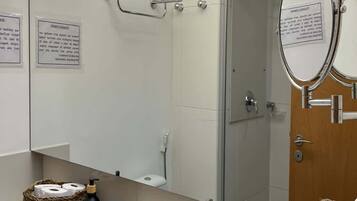 Chuveiro, secador de cabelo, toalhas de banho