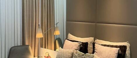 1 bedroom, desk, WiFi, bed sheets