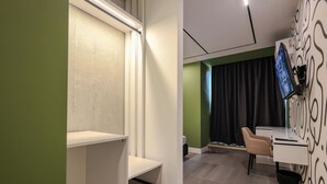 A modern room with a desk, chair, and a television. - Grandstay Studio 111 (Durrës)