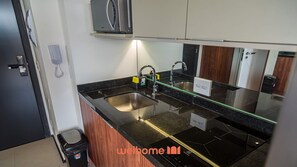 Réfrigérateur, micro-ondes, plaque de cuisson, cafetière/bouilloire