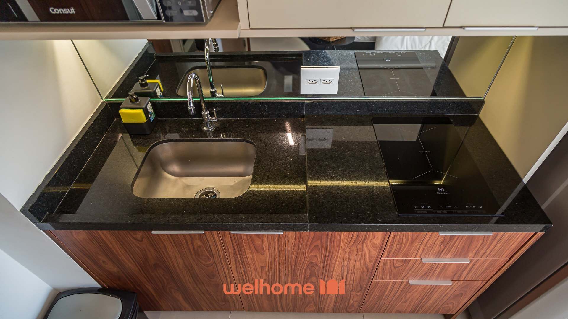 Geladeira, micro-ondas, cooktop, cafeteira/chaleira