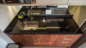 Geladeira, micro-ondas, cooktop, cafeteira/chaleira