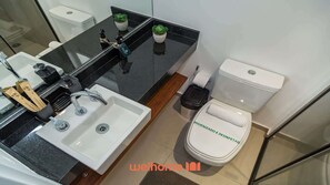 Douche, sèche-cheveux, serviettes fournies