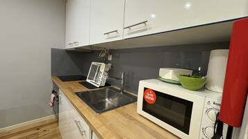 Classic Apartment, Ensuite, City View (Chiado Hill) | Shared kitchen