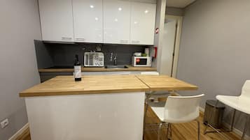 Classic Apartment, Ensuite, City View (Chiado Hill) | Shared kitchen
