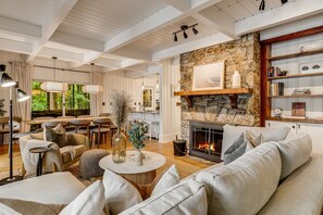 スマートテレビ、暖炉、書庫