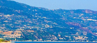 Country house flair with island views in Mongiove (Patti)